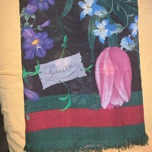 WOMANS AUTHENTIC GUCCI SCARF